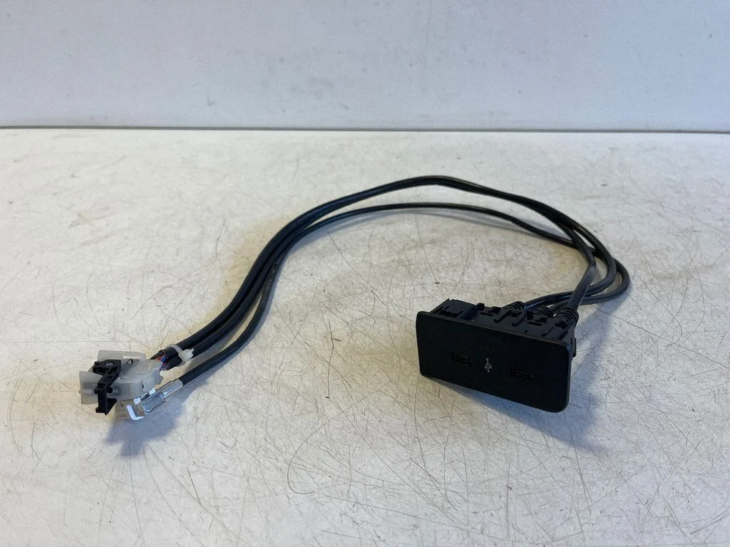 USB-pesa – Mercedes-Benz E-klass W214 (2024-)