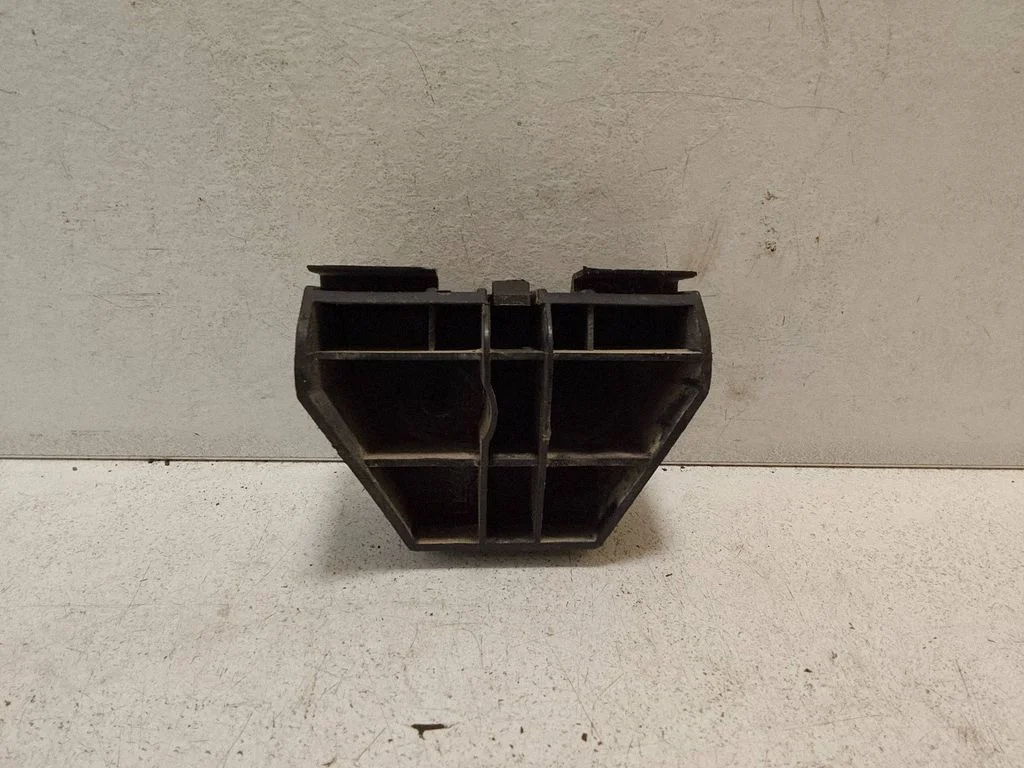 Rear bumper mounting bracket – Toyota Avensis T250 (2003-2006)