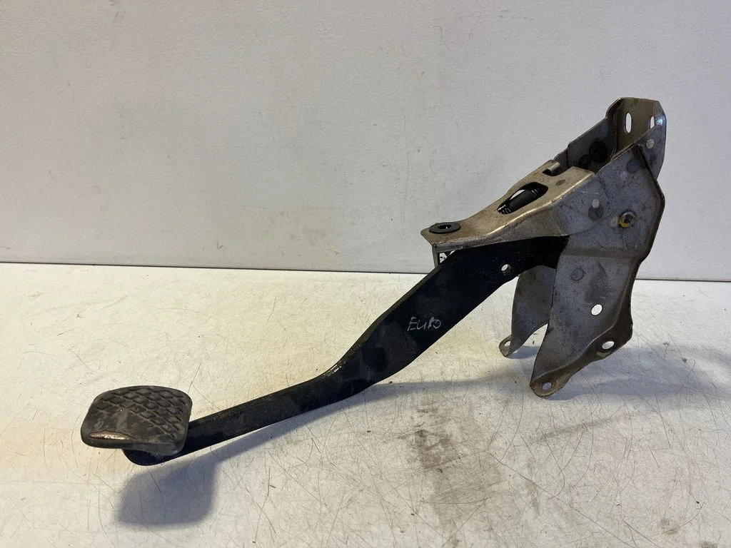 Brake pedal – Honda CR-V (2002-2006)