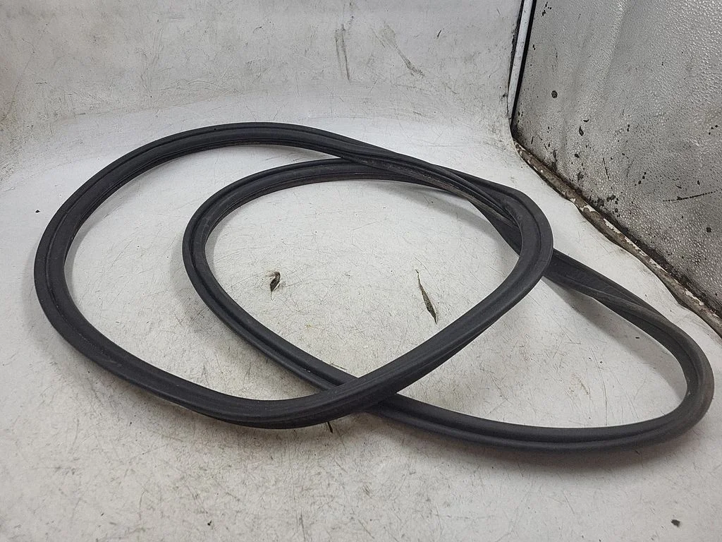 Loading door rubber seal (on body) – rear