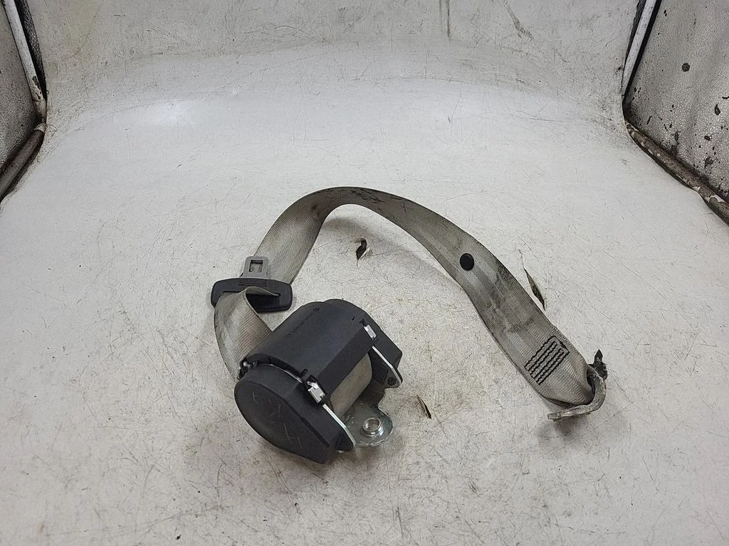 Rear seatbelt 000090H