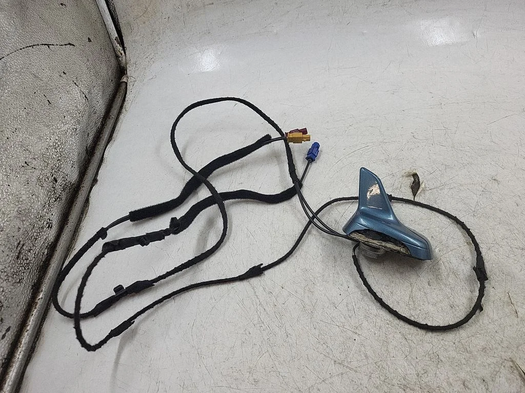Aerial GPS antenna 8T0035503J