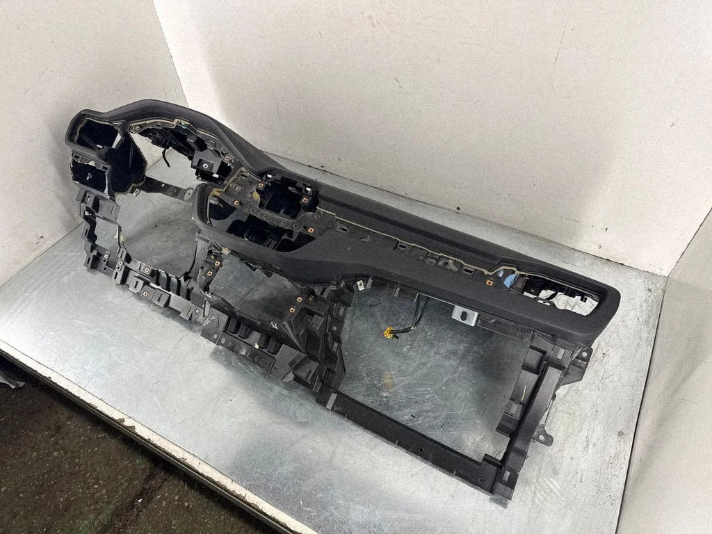 Dashboard LJ6B19C806BC
