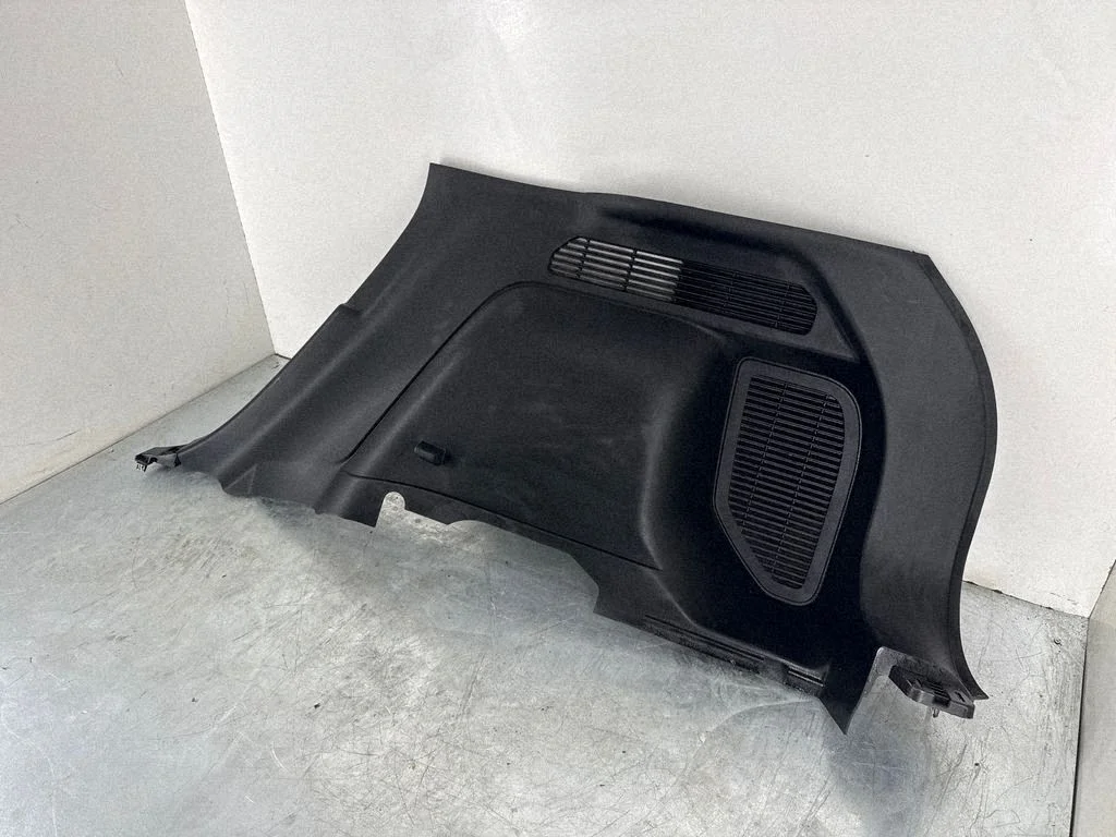 Boczny panel tapicerki bagażnika LJ6BS31012AMW