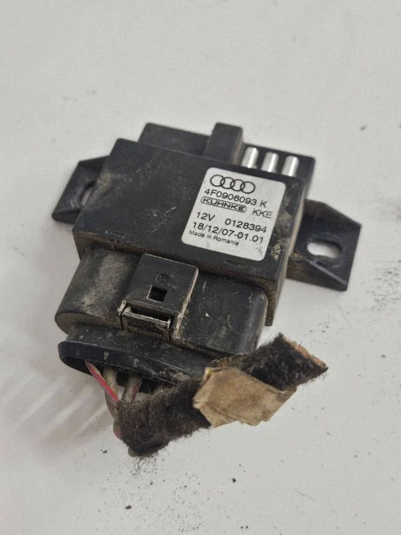 Fuel injection pump control unit/module 4F0906093