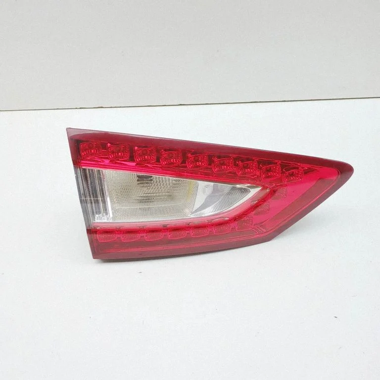 Aizmugurējais lukturis bagāžnieka vākā DS7313A603GG