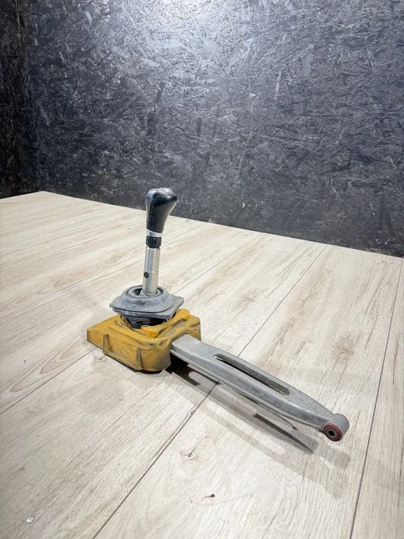 Gear selector mechanism 213074