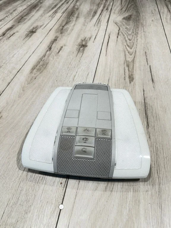 Esiistmete valgustustuli A2048202001