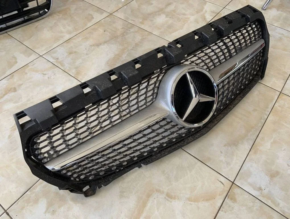 Esistange ülemine radiaatorivõre – Mercedes-Benz CLA-klass C117 X117 W117 (2013-2019)