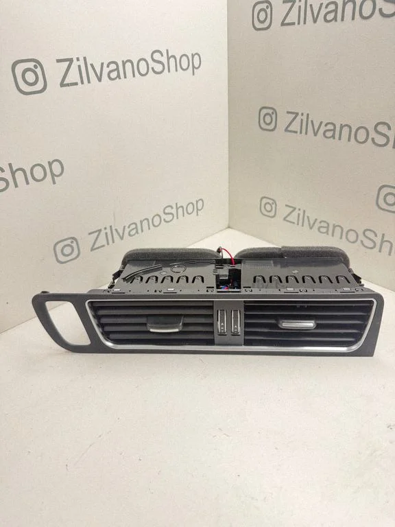 Dash center air vent grill 8R2820951B