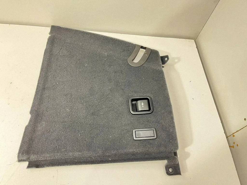 Boczny panel tapicerki bagażnika 7481946