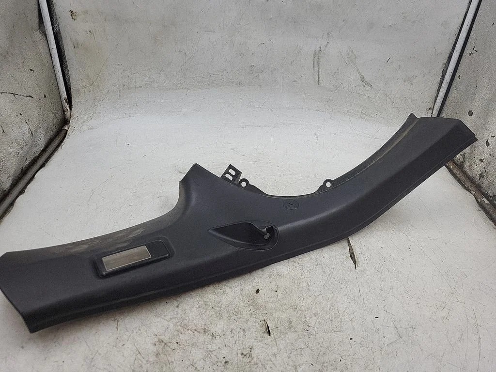 (D)pillar trim (top) 8209013A