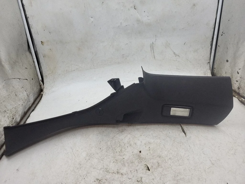 (D)pillar trim (top) 8209014A