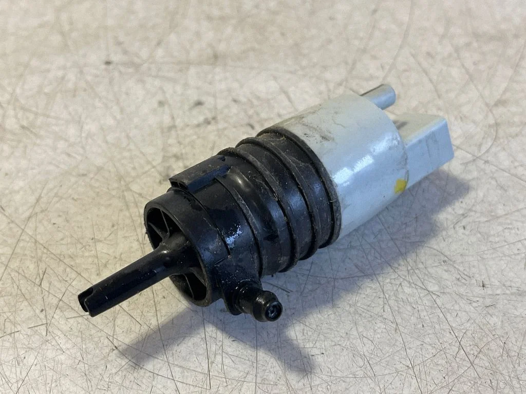 Klaasipesuvedeliku pump (klaaside) – Mercedes-Benz E-klass W214 (2024-)