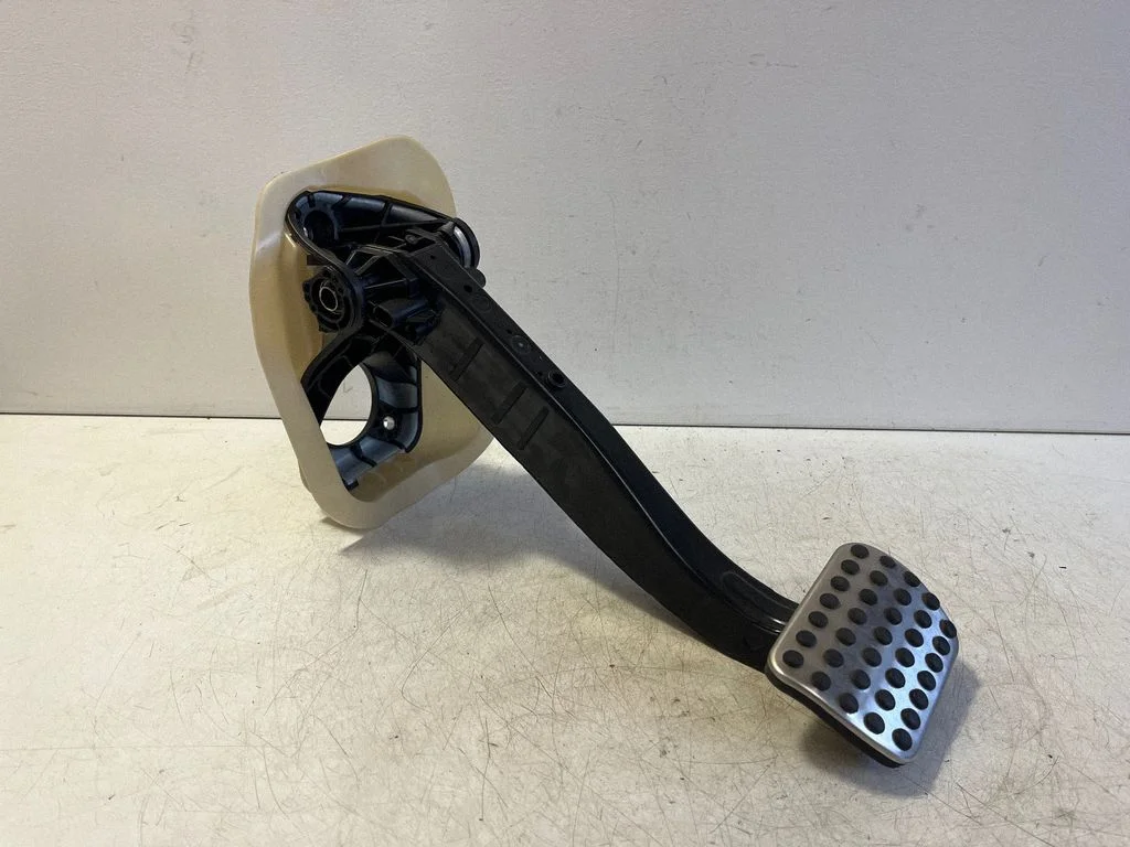 Brake pedal – Mercedes-Benz E-Class W214 (2024-)