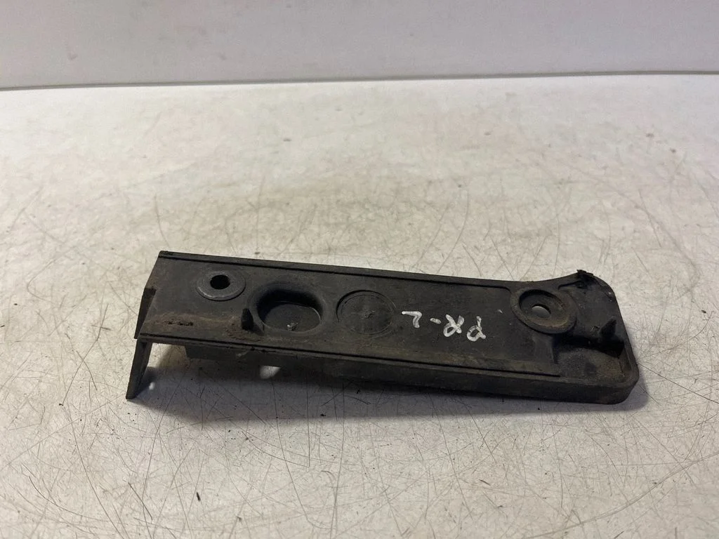 Front bumper mounting bracket 8E0807283