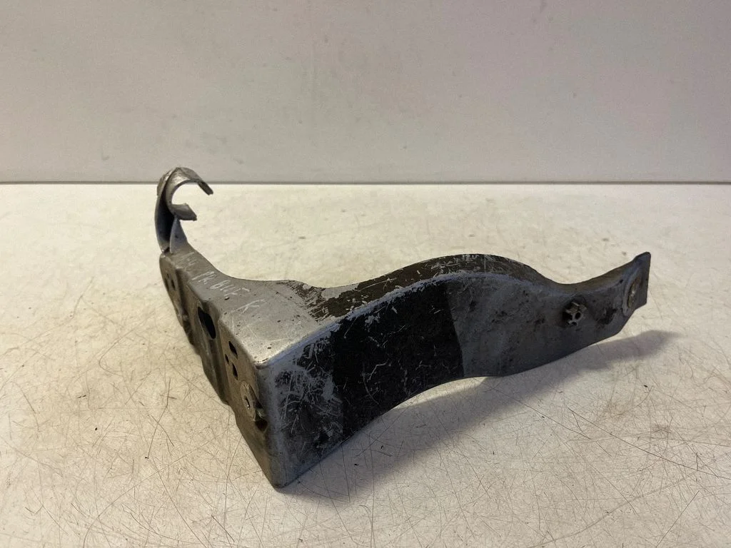 Fender mounting bracket 8E0821138B