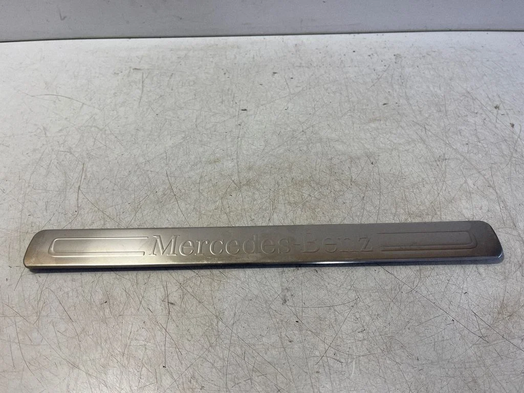Priekšējā sliekšņa apdare (iekšējā) A2066800401