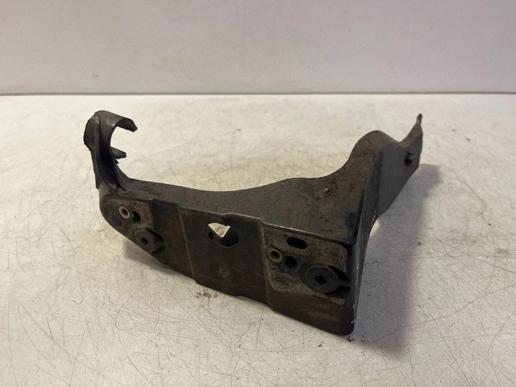 Fender mounting bracket 8E0821138B