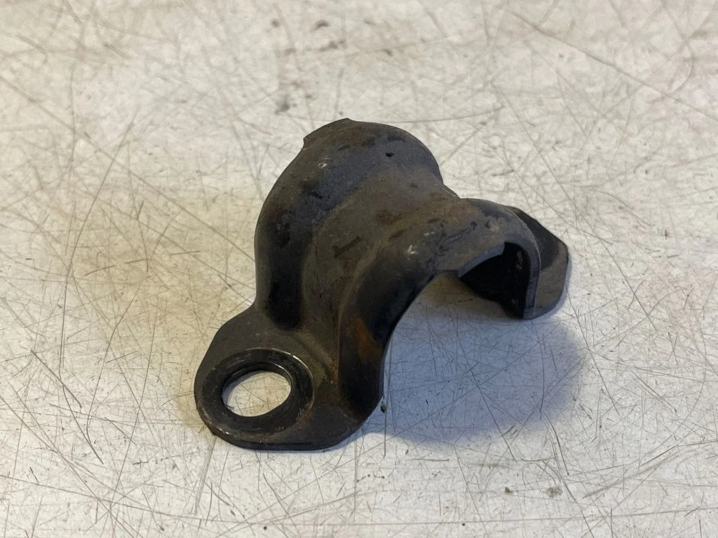 Sway bar bush bracket, front – Toyota Avensis T250 (2006-2009)
