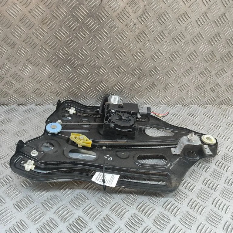 Aizmugurējā el. loga pacēlāja mehānisms bez motoriņa 827200018R