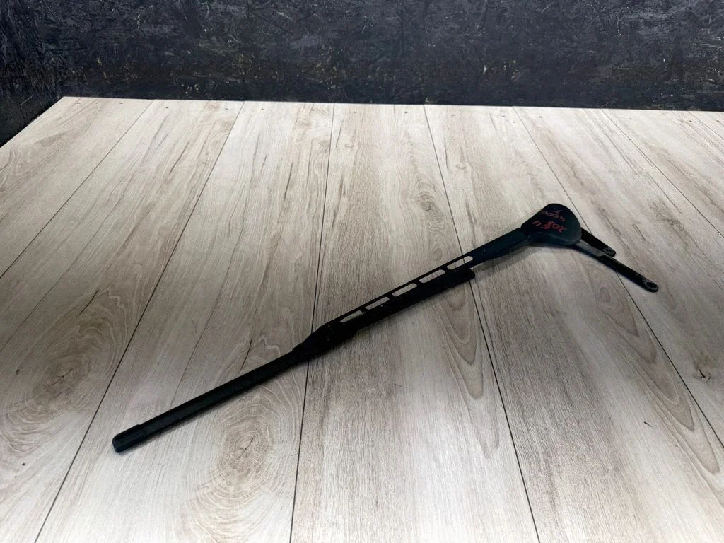 Front wiper blade arm – Mercedes-Benz C-Class W203 (2000-2007)