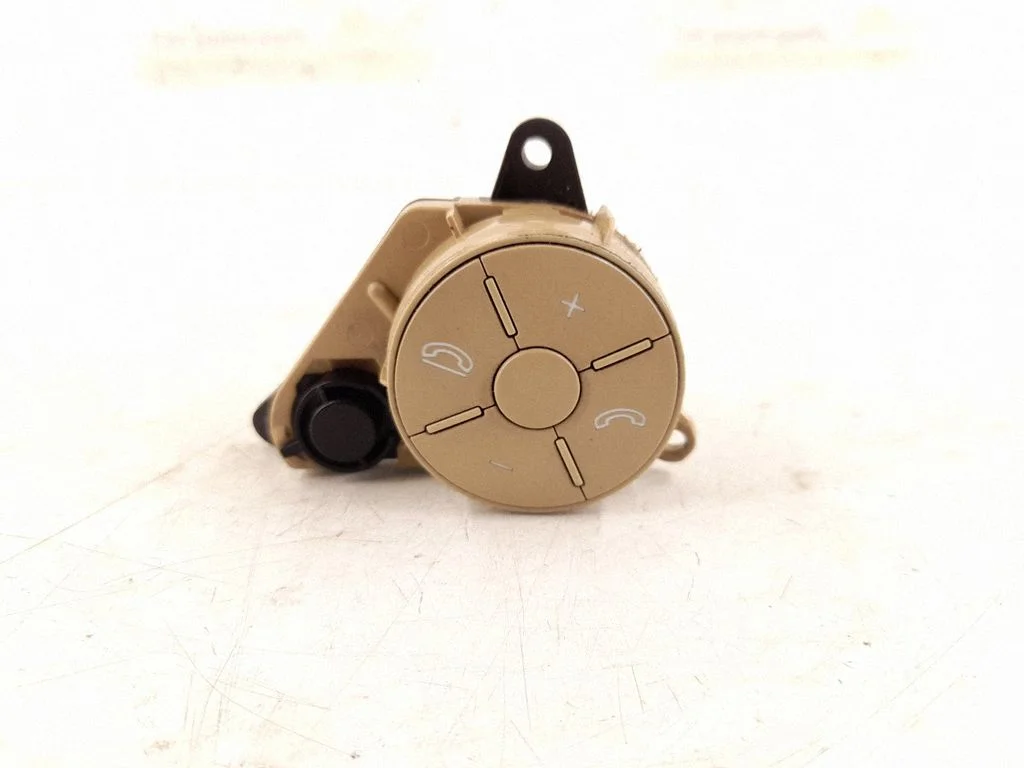 Steering wheel buttons/switches – right