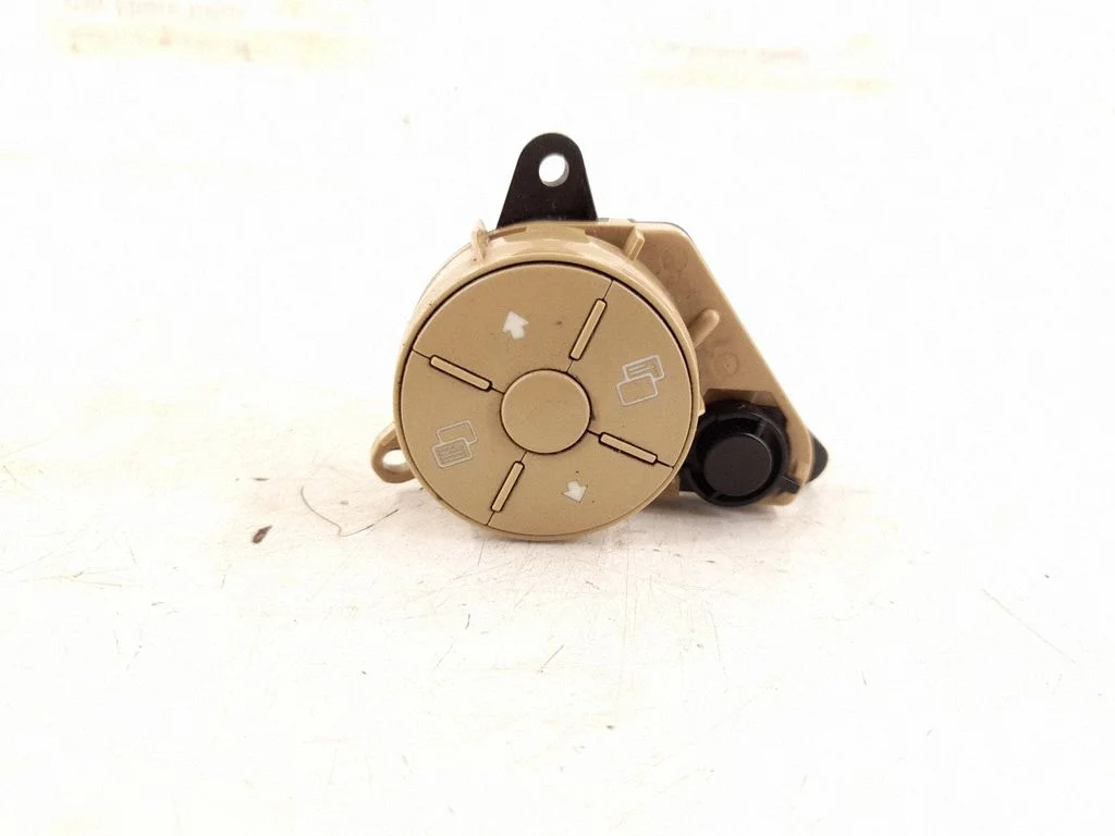 Steering wheel buttons/switches – left
