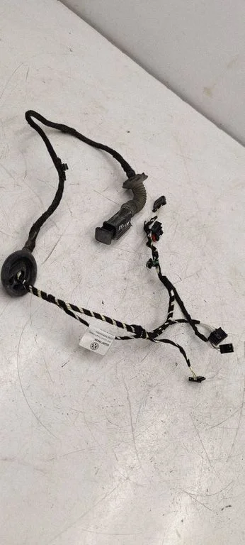 Aizmugurējo durvju vadu instalācija – Volkswagen Golf VII (2013-2019)