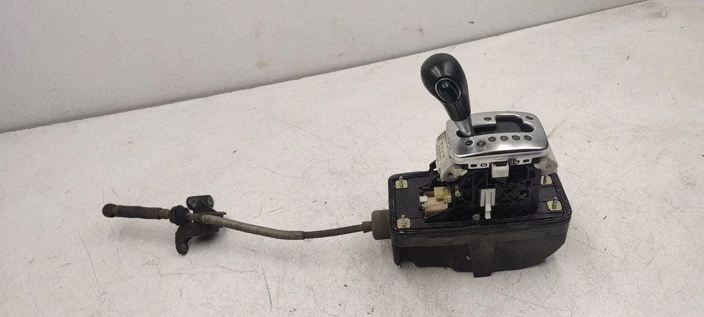 Gear selector mechanism 8E1713111R