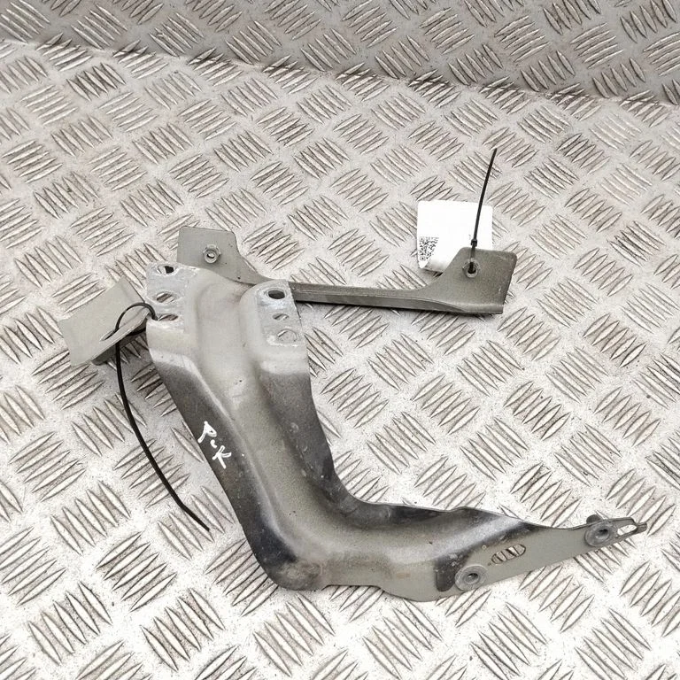 Fender mounting bracket – Volkswagen Tiguan Allspace (2017-)