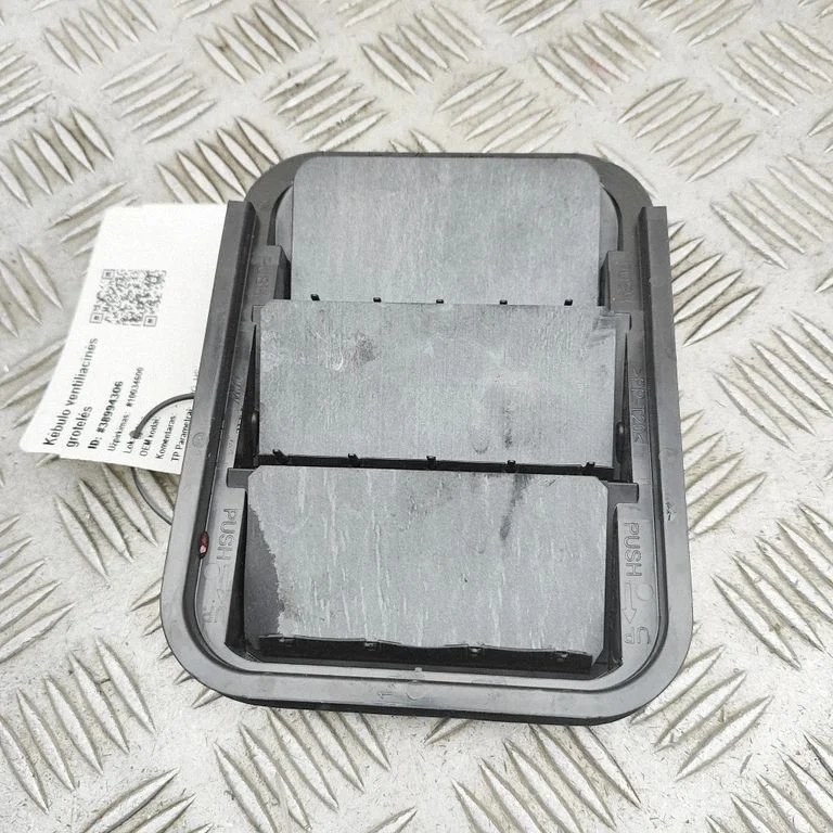 Quarter panel pressure vent 12120408