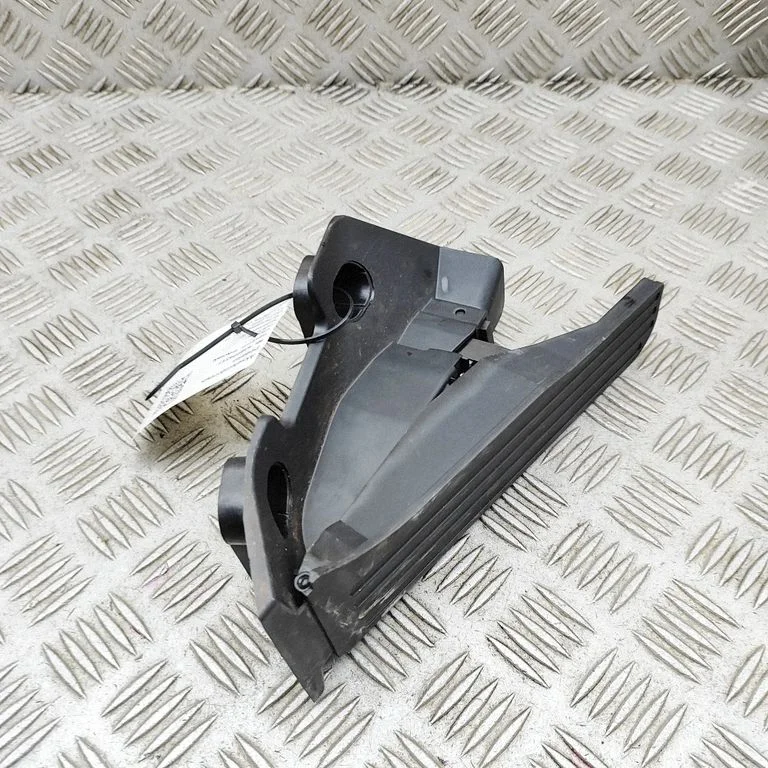 Accelerator throttle pedal 11477676
