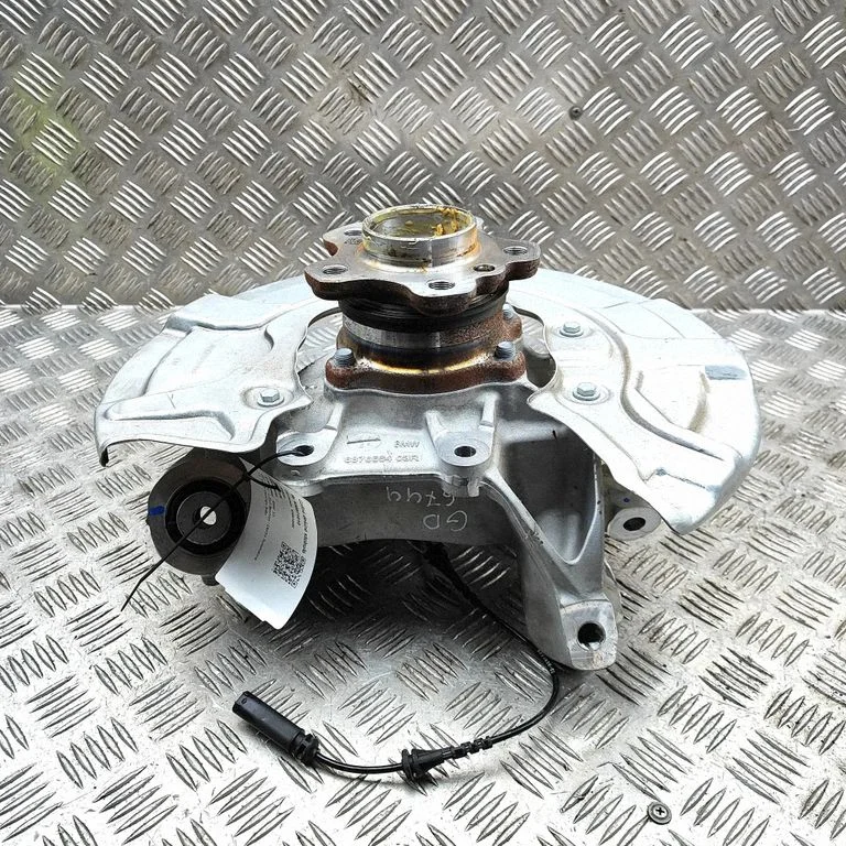 Rear wheel hub 6880474