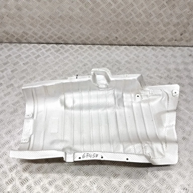 Heat shield in engine bay 9451752