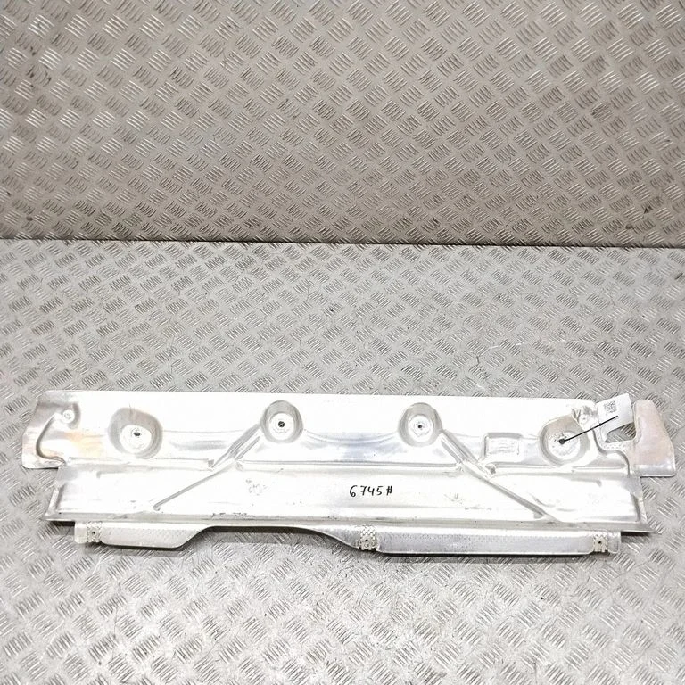 Heat shield in engine bay 7424936