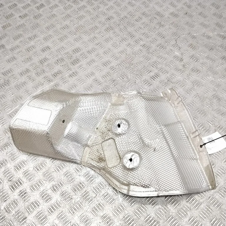 Heat shield in engine bay 9451761