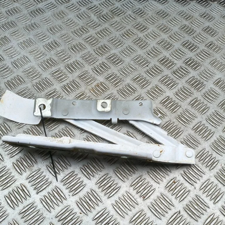 Motora pārsega eņģe (-es) SA3HK8402610