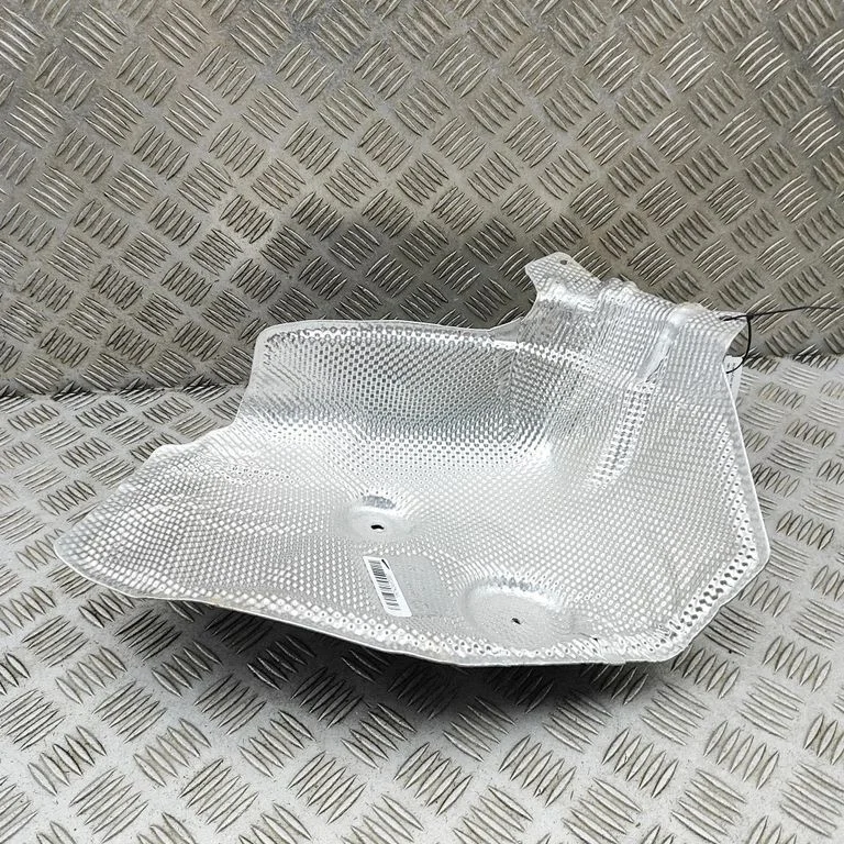 Heat shield in engine bay 7424938