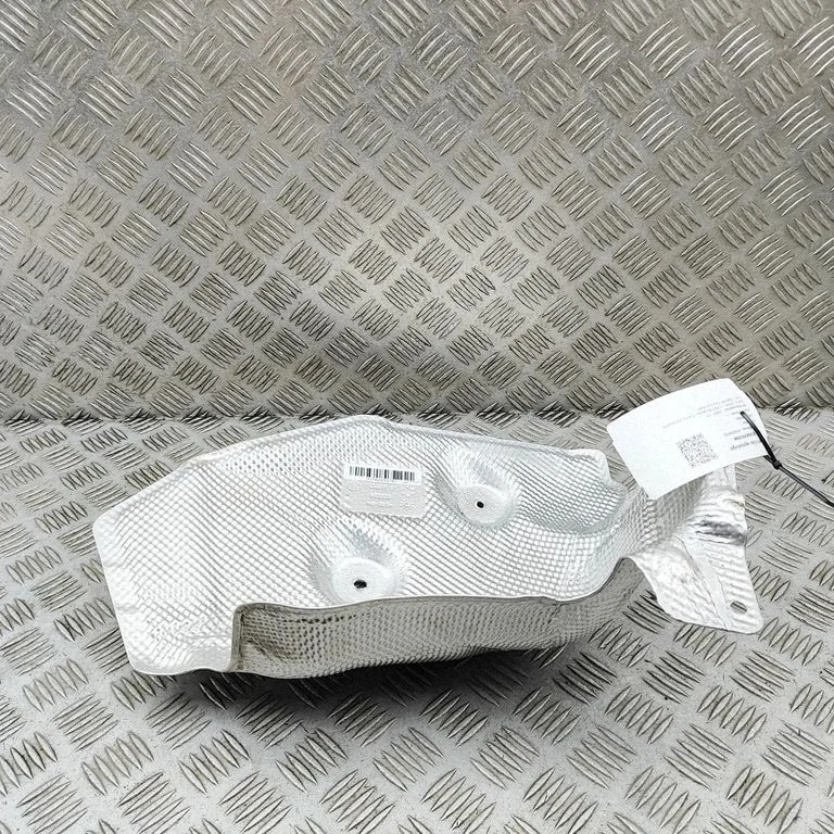 Heat shield in engine bay 7424937