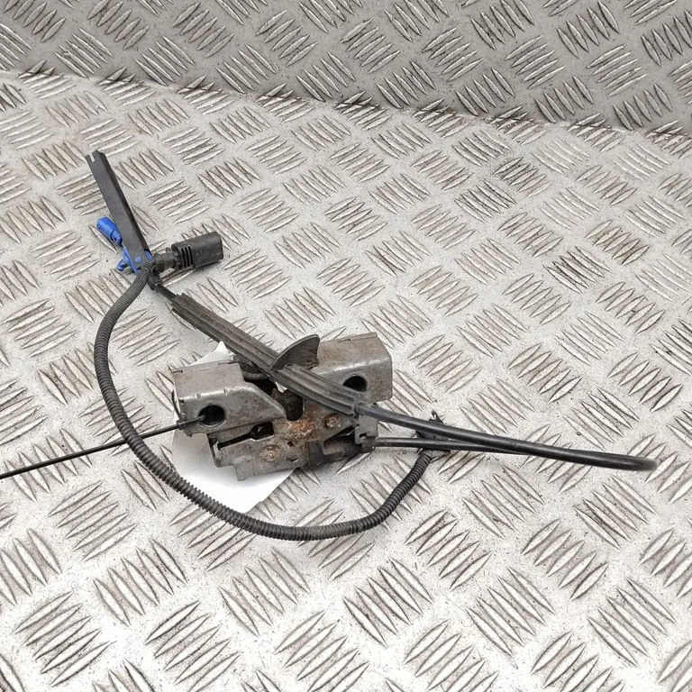 Motora pārsega slēdzene 5TC823509A