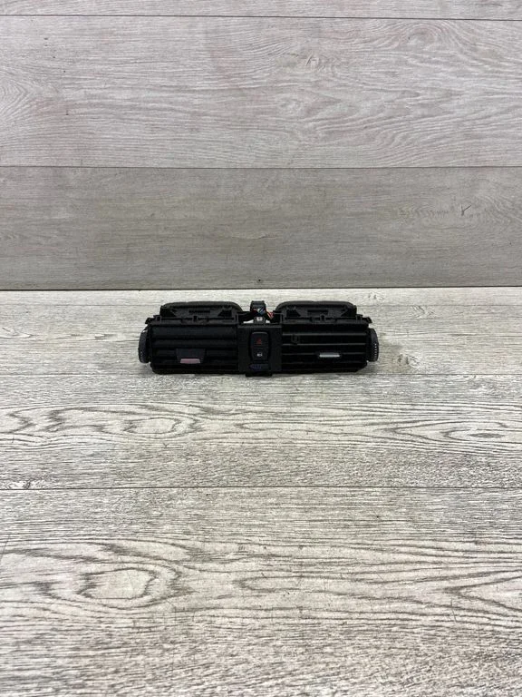 Armatuurlaua keskmine õhutusrest – BMW 3-seeria F30 F35 F31 (2012-2018)