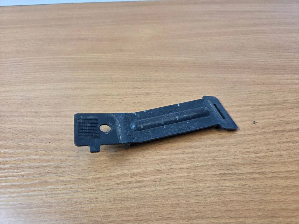 Headlight/headlamp mounting bracket 86633F1000
