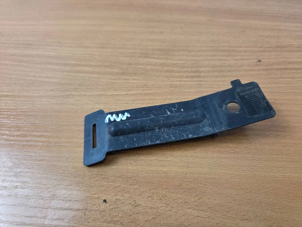 Headlight/headlamp mounting bracket 86633F1000