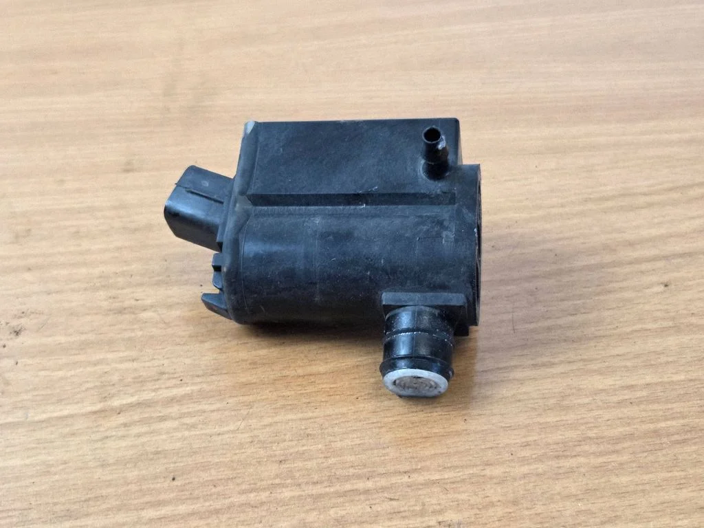 Windscreen/windshield washer pump 985101W000