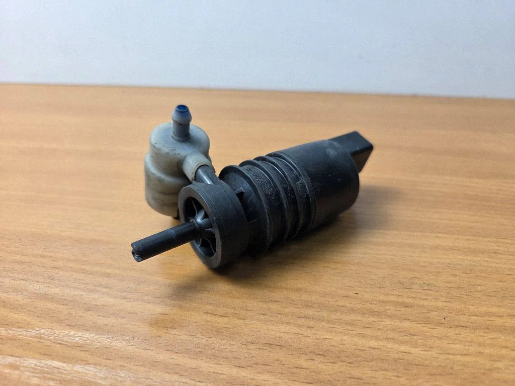 Klaasipesuvedeliku pump (klaaside) – Mercedes-Benz E-klass W212 (2009-2016)