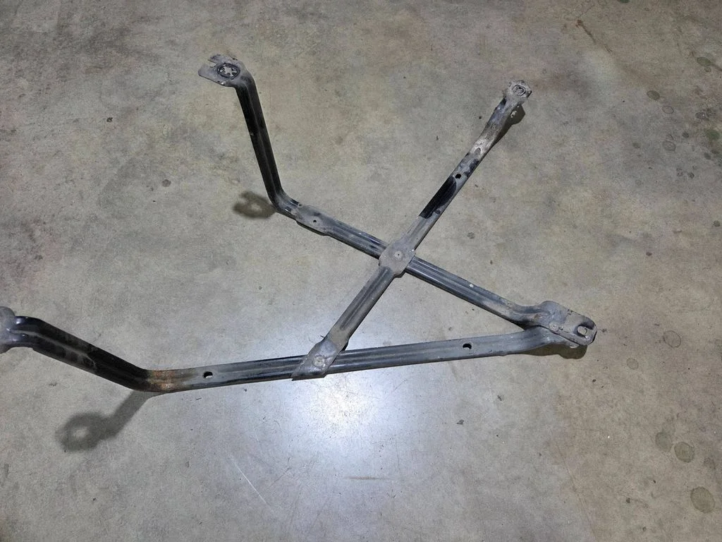 Fuel tank mounting bracket 1002598AC