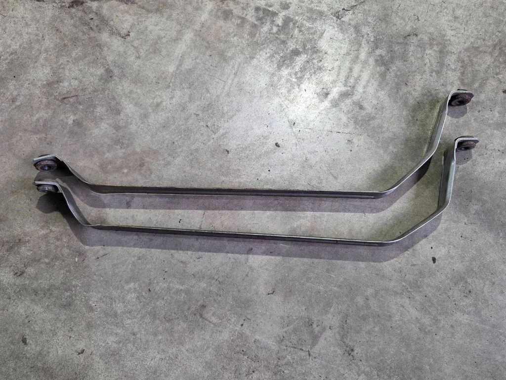 Fuel tank mounting bracket 7053972