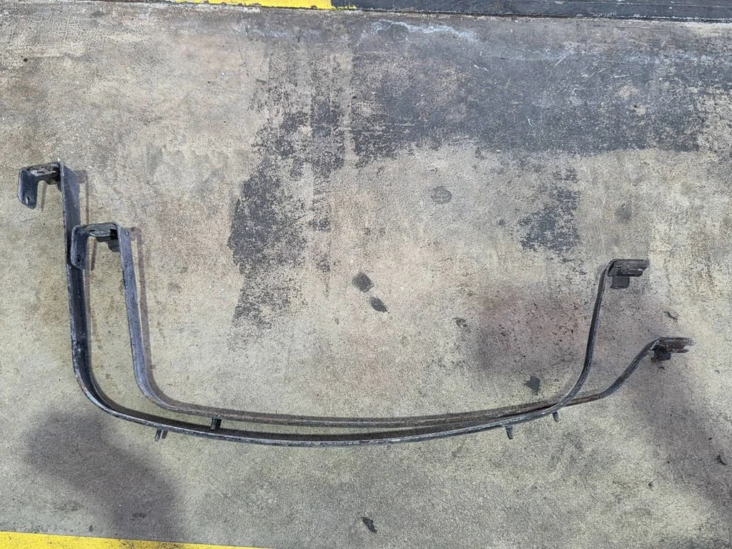 Fuel tank mounting bracket