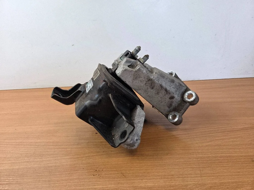 Engine mount bracket 21830D3100